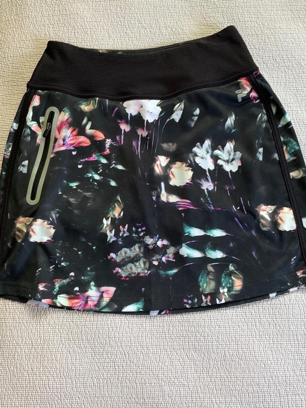 Fila Sports, Ladies skort for golf, tennis, 16 inch length in size XS